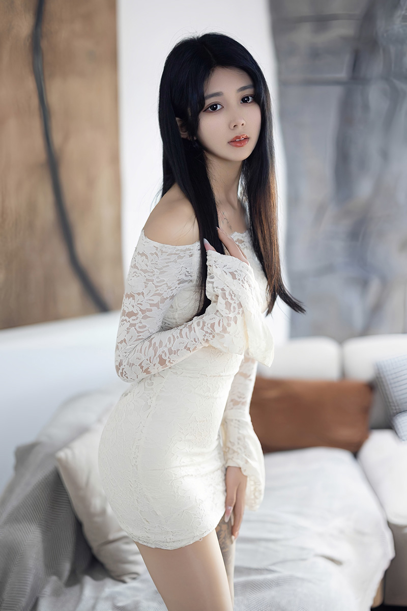 美女姜冉冉白色短裙下的美腿性感动人