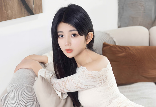 美女姜冉冉白色短裙下的美腿性感动人