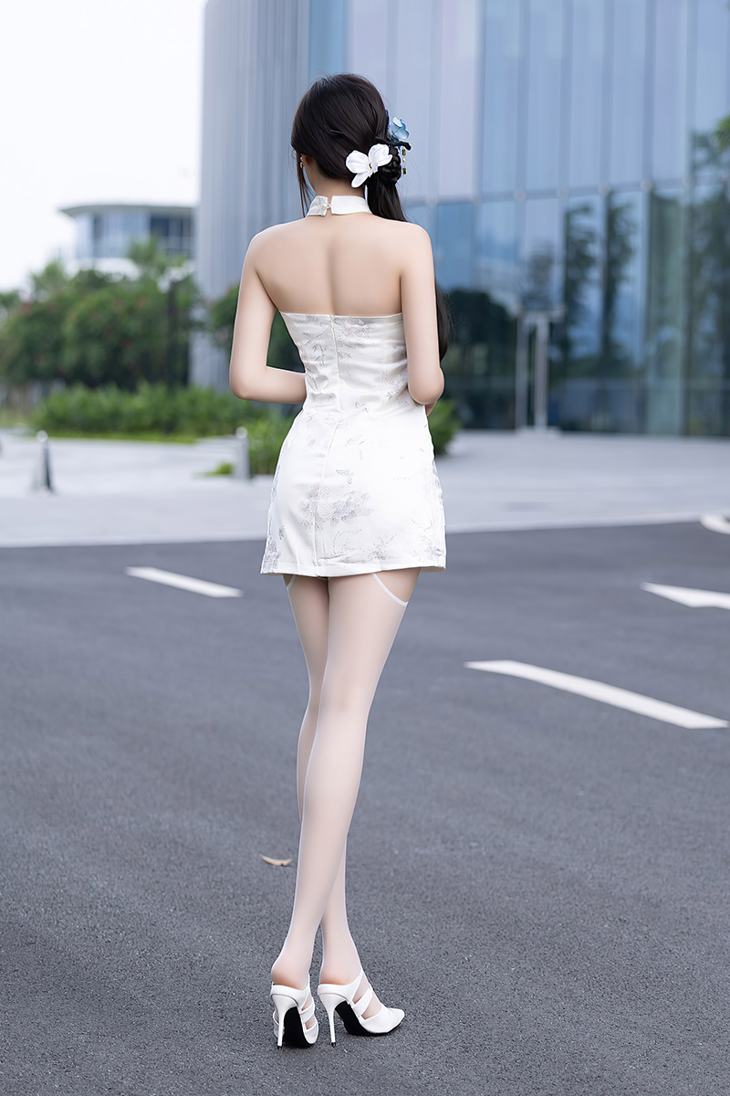 女神徐莉芝性感碎花连衣裙写真美图