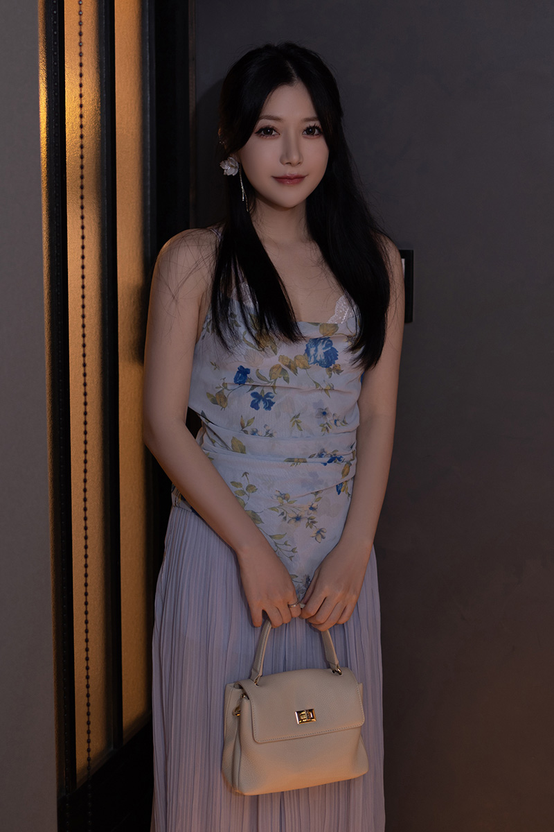 迷人的模特鱼子酱苗条的身材引人注目