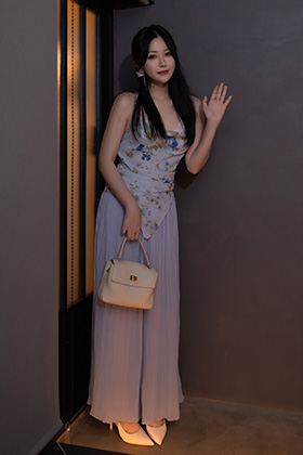 迷人的模特鱼子酱苗条的身材引人注目