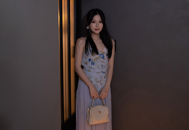 迷人的模特鱼子酱苗条的身材引人注目