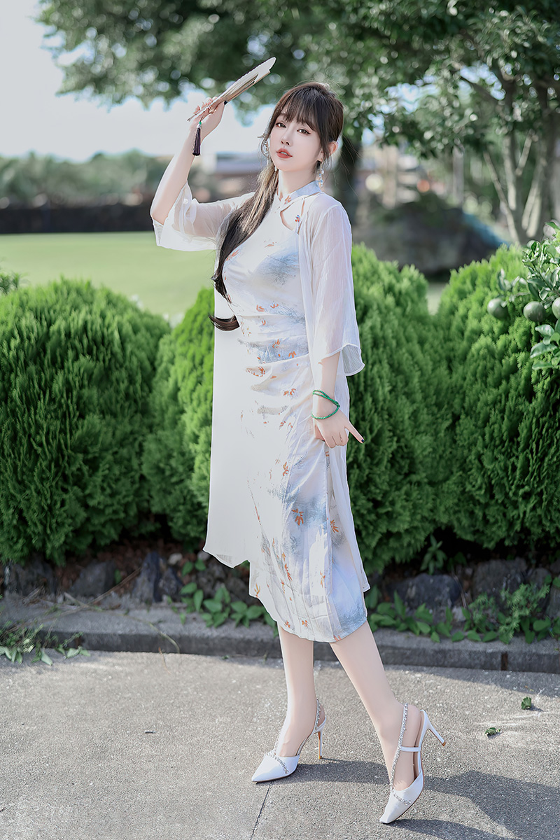 女神王雨纯性感紫色连衣短裙写真图