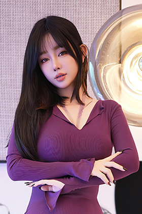 女神王雨纯性感紫色连衣短裙写真图