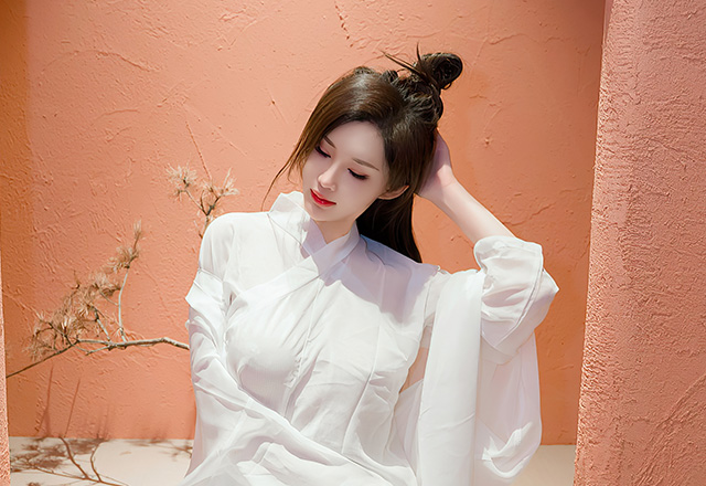 周妍希白色仙姑装扮性感扮气息满屏