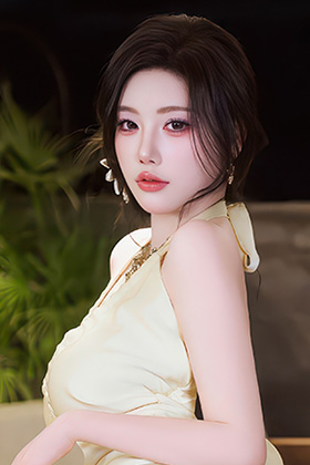 美人杨晨晨淡黄连衣裙美图性感迷人