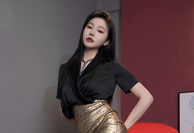 安然金色短裙黑丝完美身材非常吸引人