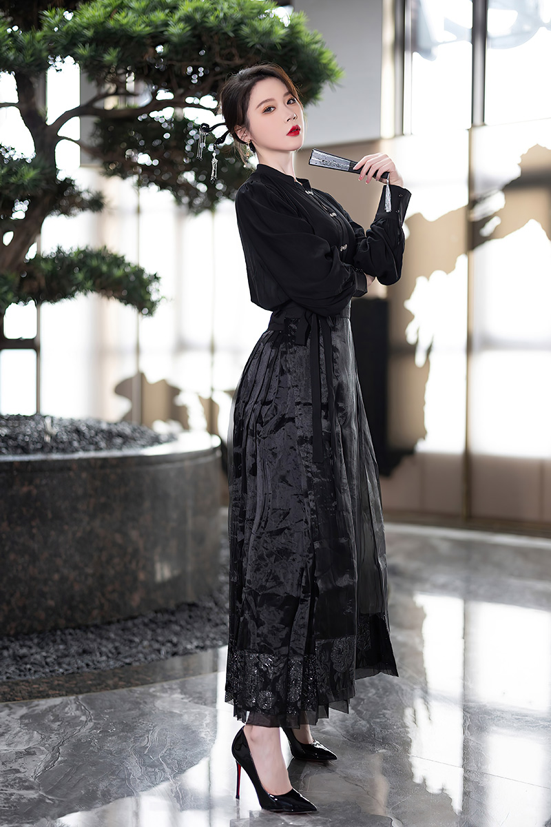 美腿模特梦心玥黑色长裙真是婀娜动人