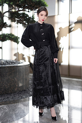 美腿模特梦心玥黑色长裙真是婀娜动人