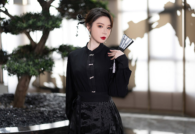 美腿模特梦心玥黑色长裙真是婀娜动人