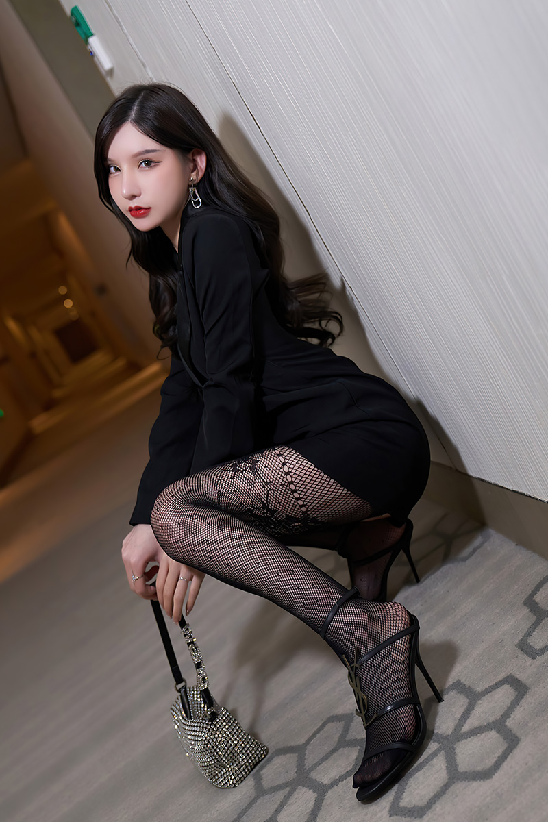 女神周于希黑色丝袜一双明眸妩媚含情