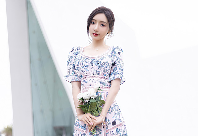 妩媚御姐王馨瑶浅色连衣长裙写真图