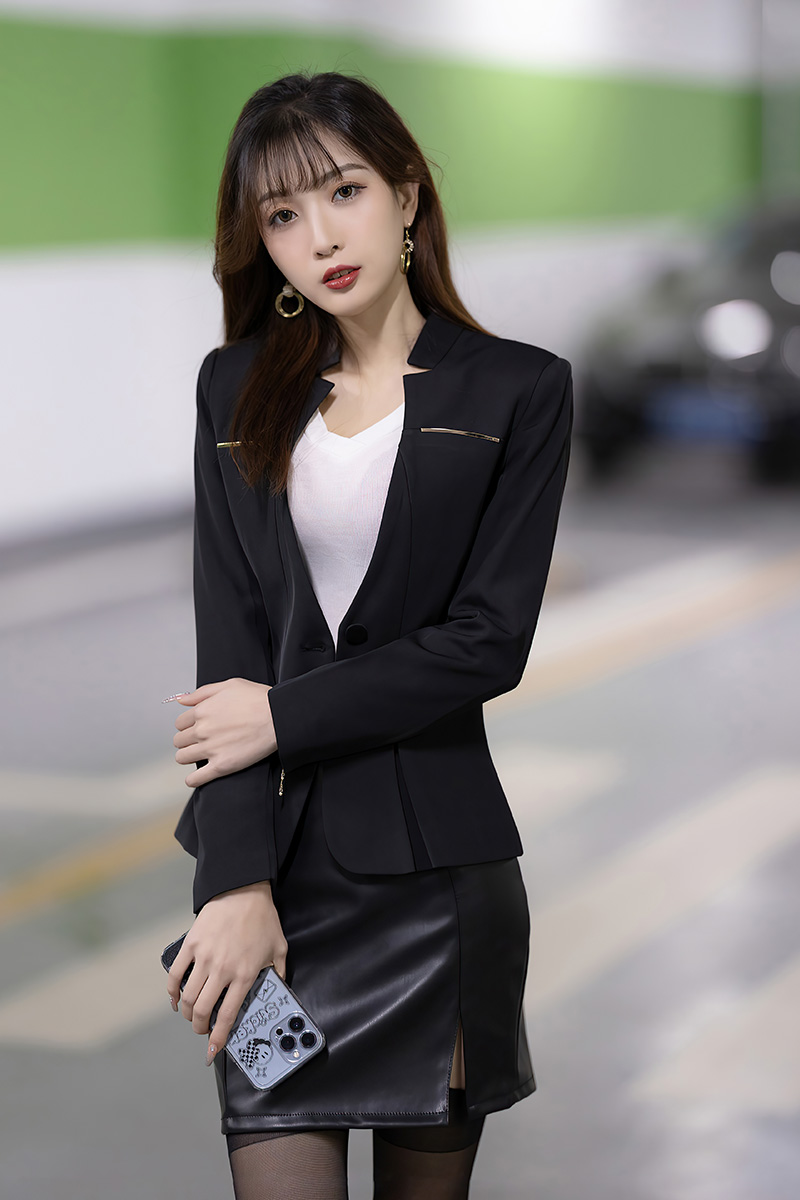 模特林星阑黑色皮质短裙写真美图