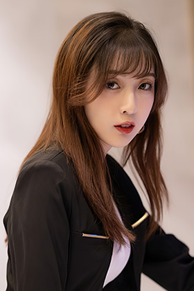 模特林星阑黑色皮质短裙写真美图