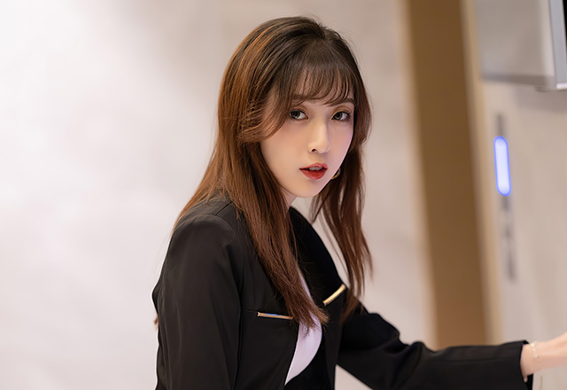 模特林星阑黑色皮质短裙写真美图