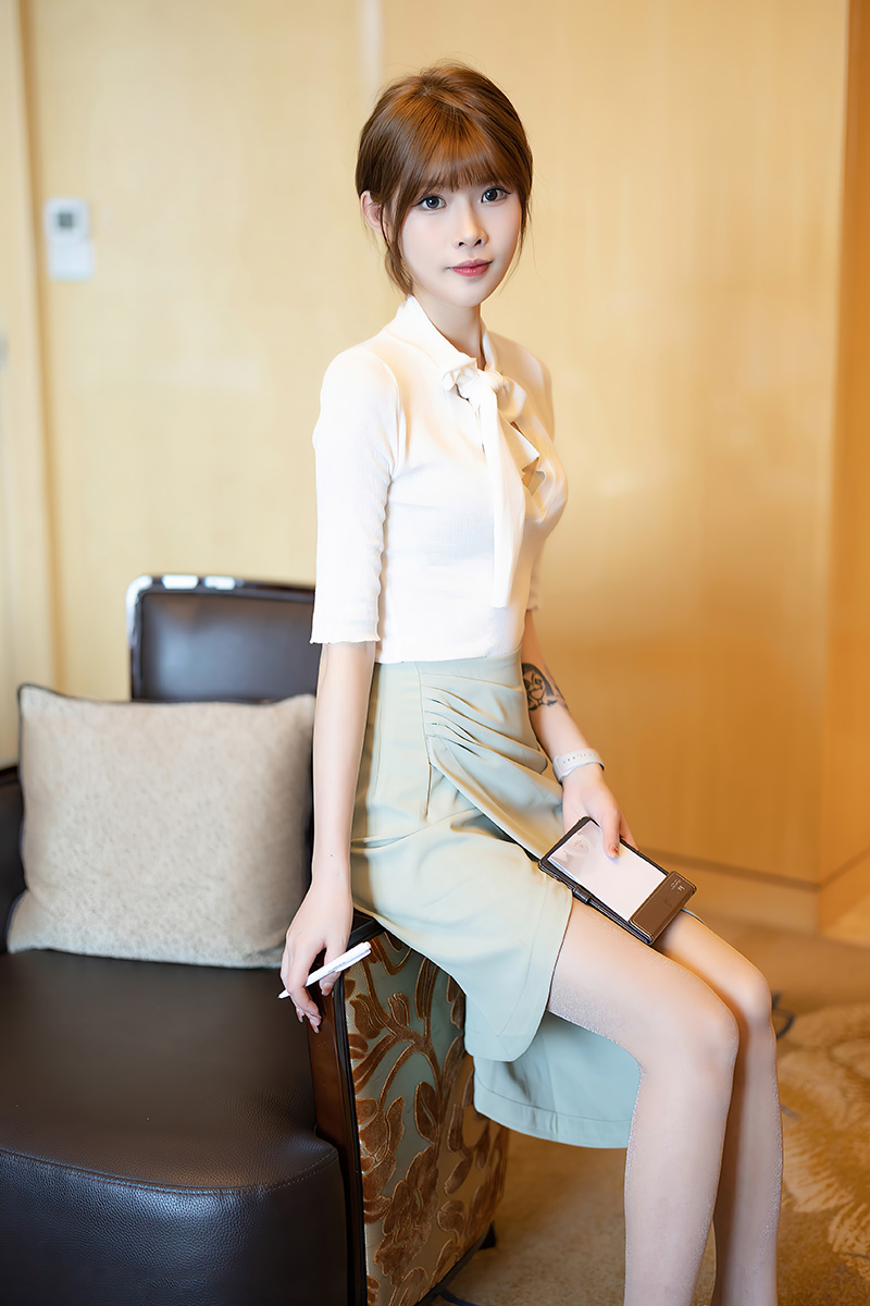 身姿苗条动人的美女七七私房写真图