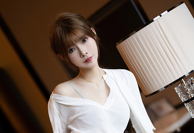 身姿苗条动人的美女七七私房写真图