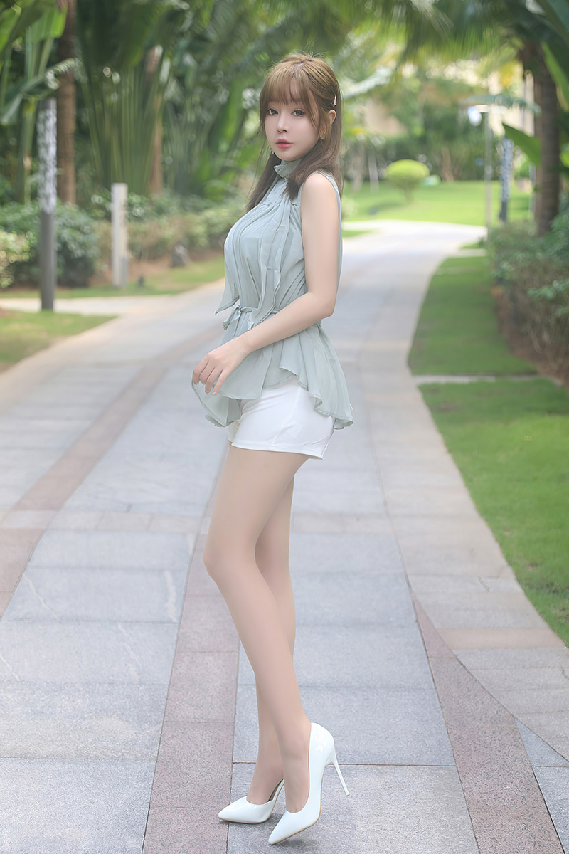 性感女神王雨纯旅拍写真姿态婀娜妩媚