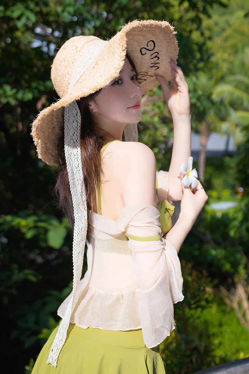 美女模特鱼子酱果绿色装扮明艳动人