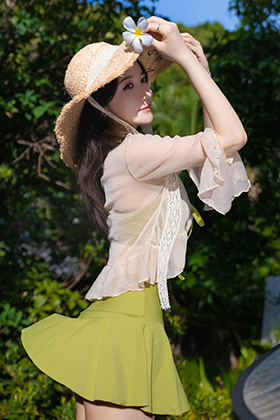 美女模特鱼子酱果绿色装扮明艳动人