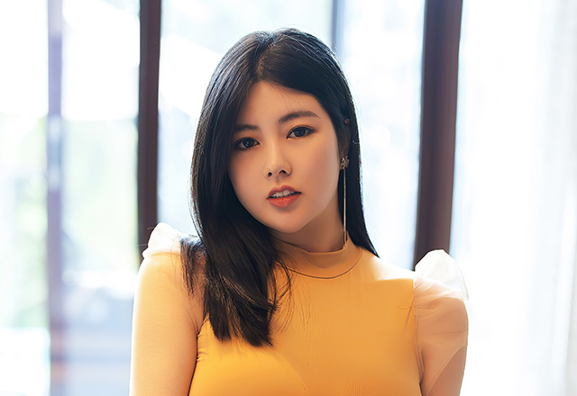 丰满模特娜露黄色典雅的礼裙妩媚动人