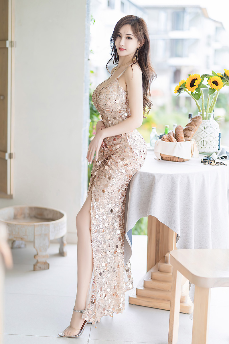 女神周妍希灰色镂空连衣裙写真图片