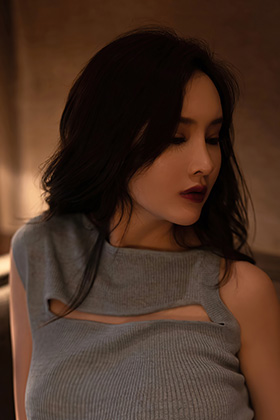 女神周妍希灰色镂空连衣裙写真图片