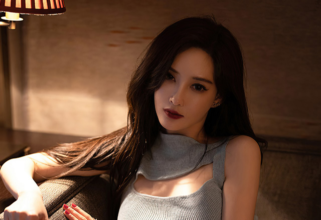 女神周妍希灰色镂空连衣裙写真图片