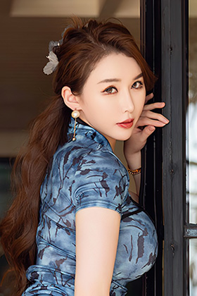 性感御姐尤妮丝深色旗袍美图写真