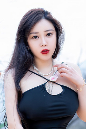 美女王婉悠黑色连衣短裙装惹火十足