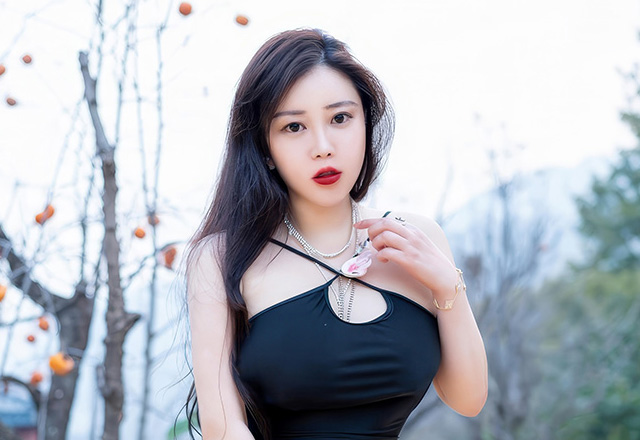 美女王婉悠黑色连衣短裙装惹火十足