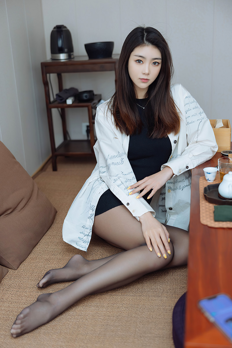 甜美模特可乐丰盈多姿的身段妩媚十足