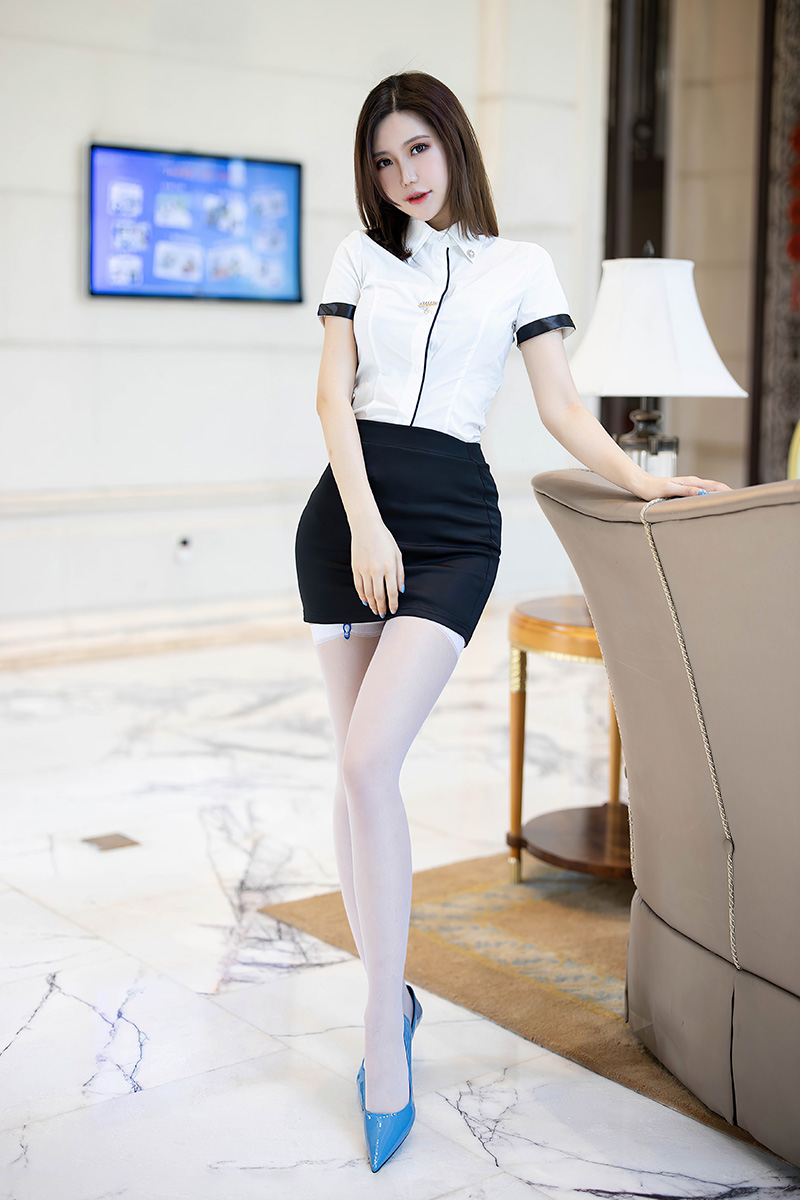 美女模特里嘉绿色包臀裙姿态明艳动人