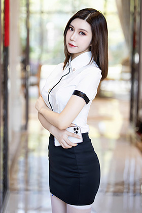 美女模特里嘉绿色包臀裙姿态明艳动人