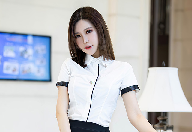 美女模特里嘉绿色包臀裙姿态明艳动人