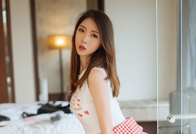 模特梦心玥白色丝袜下美腿修长笔直
