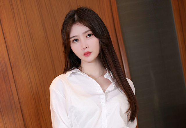 美女吴雪瑶吊裙勾勒的身段丰腴动人