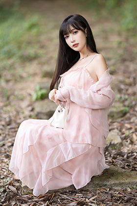 模特林星阑感粉色连衣长裙曼妙动人