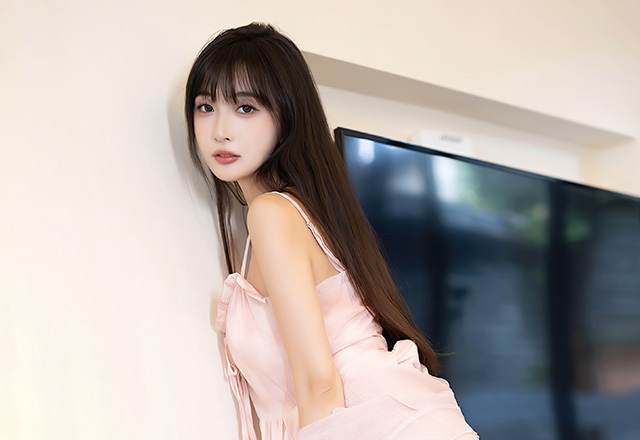 模特林星阑感粉色连衣长裙曼妙动人