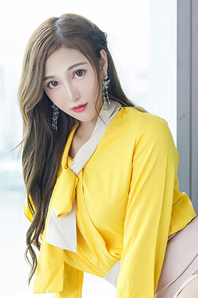 气质女神Lavinia丝袜美腿写真图