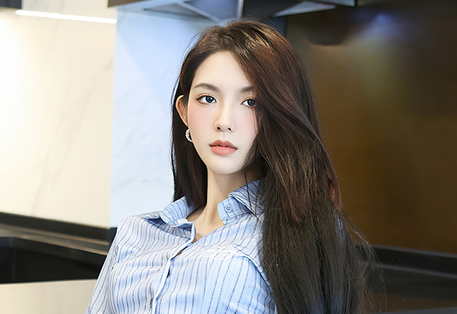 曼妙苗条美女乔一一条纹上衣明艳迷人