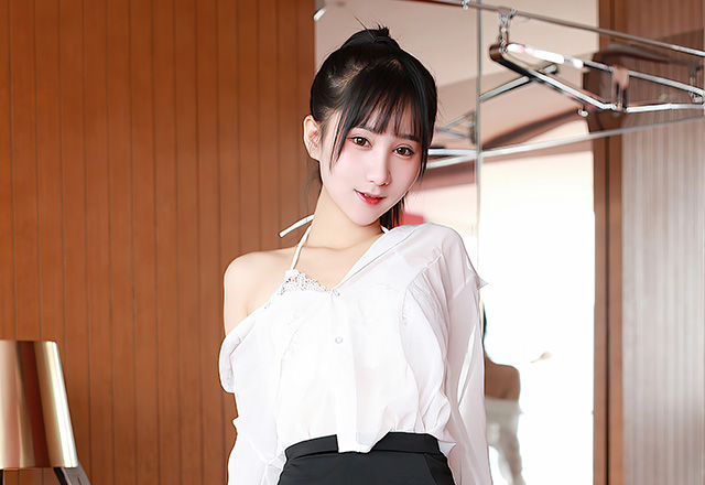 模特小果冻儿黑丝OL装尽显苗条身材