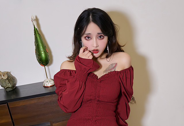 美女林子欣猩红的抹胸短裙极致魅惑