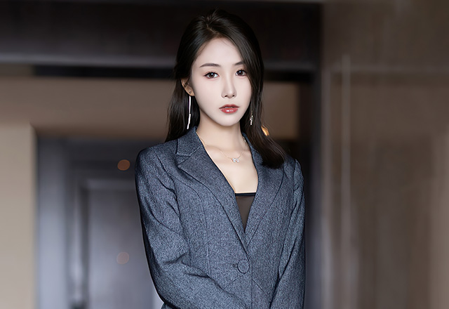 美女苏苏阿深灰色OL制服写真美图