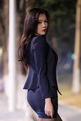 魅惑的香车美人娜比黑丝美腿不要错过