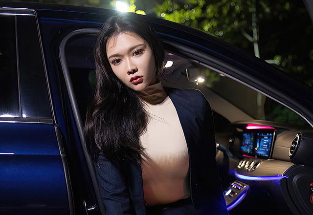 魅惑的香车美人娜比黑丝美腿不要错过