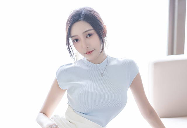 美女王馨瑶浅色上衣搭配白色短裙美图