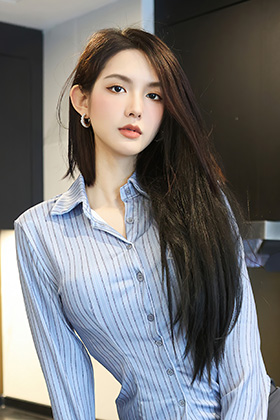 曼妙苗条美女乔一一条纹上衣明艳迷人