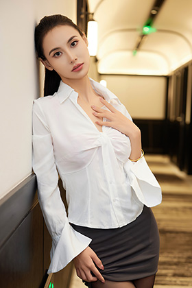 白色OL装模特林语美腿黑丝动人呈现
