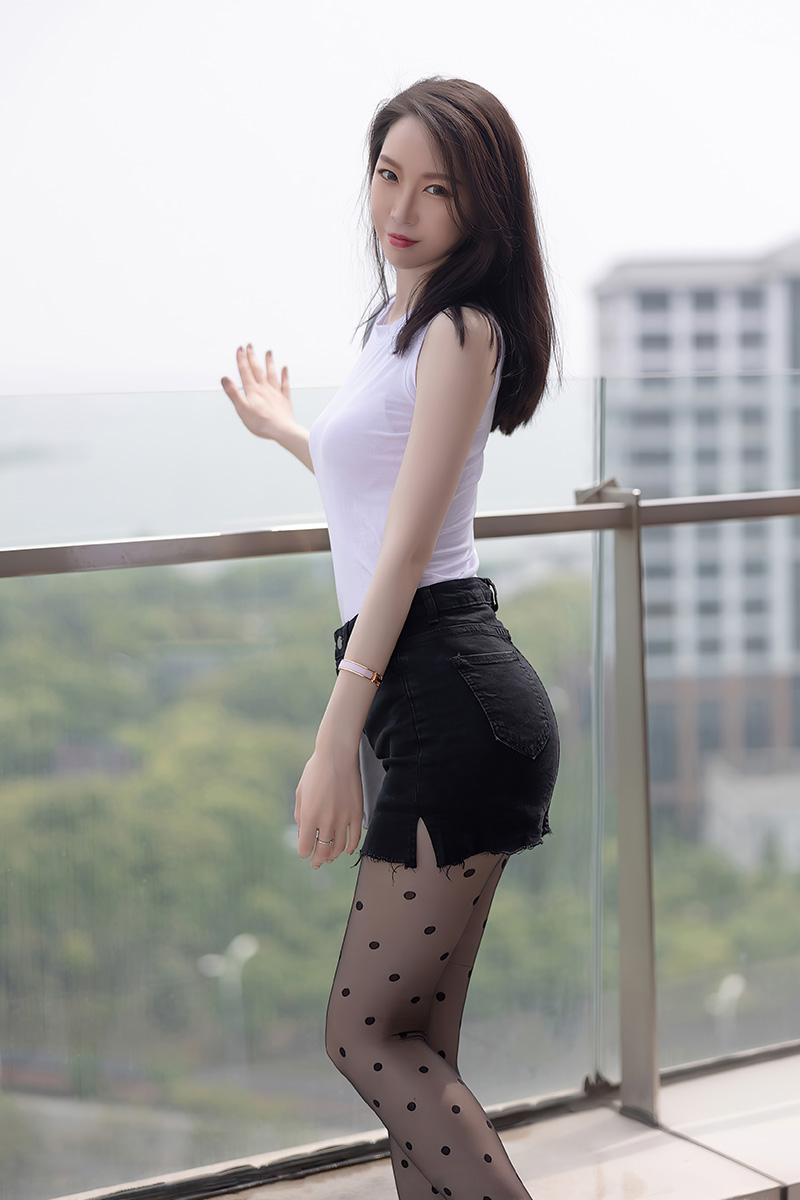 模特梦心玥凹凸别致身姿婀娜动人